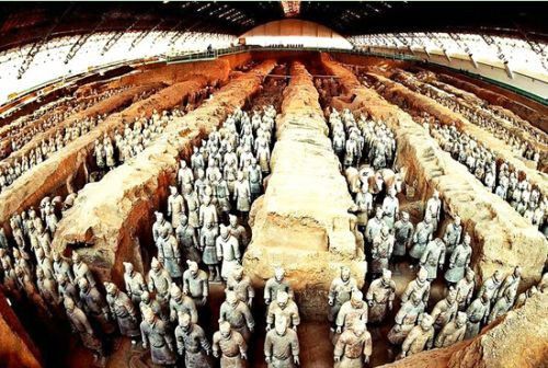 秦始皇的兵马俑是谁设计的？兵马俑是活人做的吗　本文共（1013字）