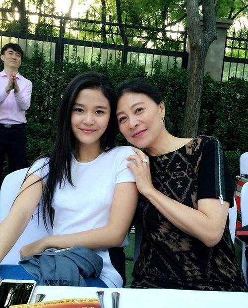 岳红的女儿是和谁生的？岳红现任丈夫资料照片　本文共（750字）