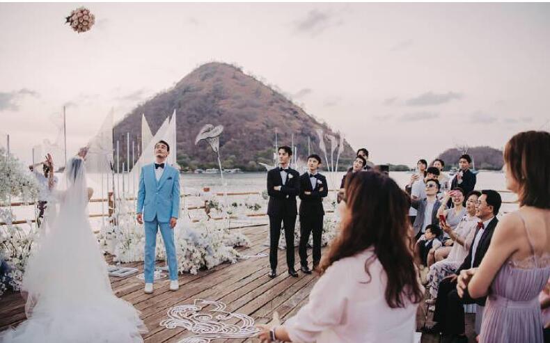 接到新娘手捧花的含义是什么,收到新娘捧花的禁忌有哪些？　本文共（930字）