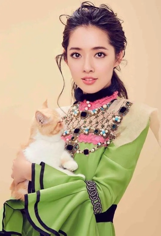 演员康宁超美艺术照组图,她和郭碧婷很像对比图　本文共（1153字）