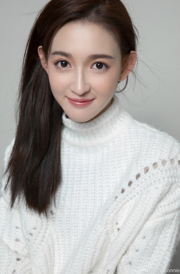 演员康宁超美艺术照组图,她和郭碧婷很像对比图　本文共（1153字）