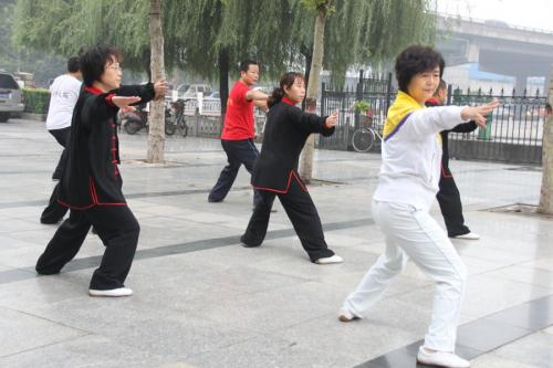 女气功大师隔空打人视频,女气功大师闫芳真实照片　本文共（878字）