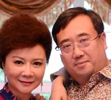 蔡明的老公是，蔡明和丈夫儿子一家(蔡明娶了儿媳妇)