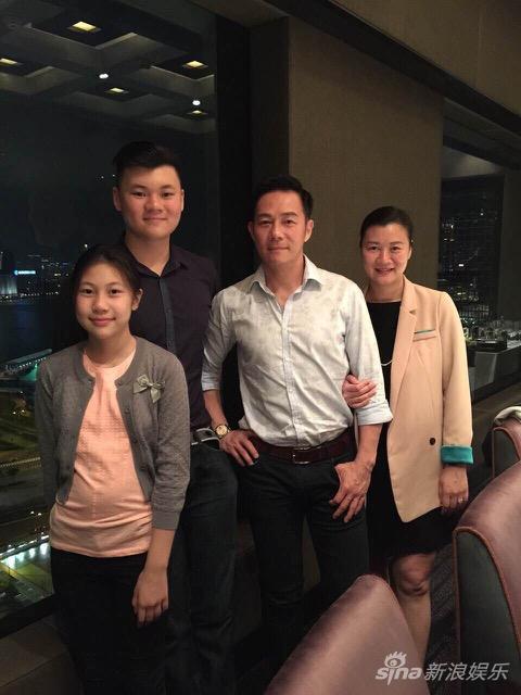 张兆辉眼睛怎么了左眼是假的吗？他的第一任