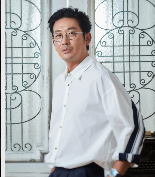 河正宇为什么不跟父亲姓金而是姓河