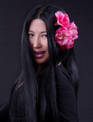 杨二车娜姆被割耳朵真假？杨二车娜姆总戴花(杨二车娜姆个人资料 耳朵)