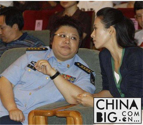 韩红管彤结婚接吻相片是真的假的(韩红跟管彤的结婚照)