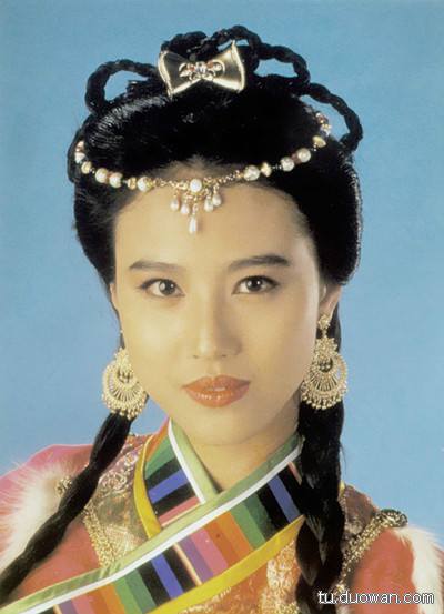 周海媚牙齿乱为什么不整整？周海媚近视眼多