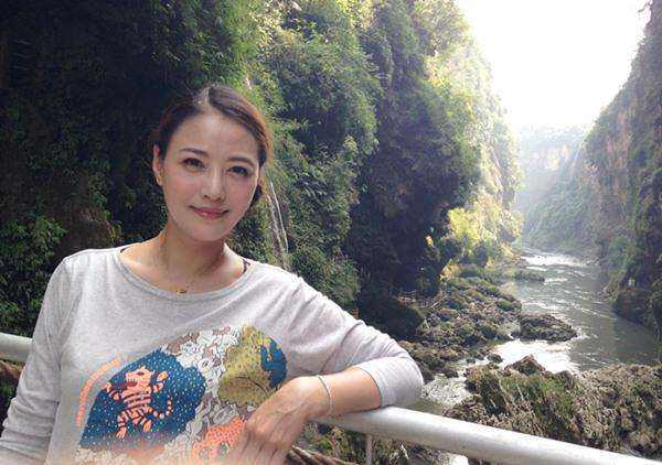 周海媚牙齿乱为什么不整整？周海媚近视眼多