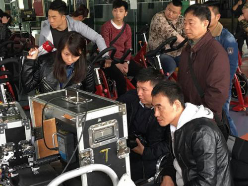 剧组工作人员工资高吗?不认识人怎样可以进(跟剧组演员的工作怎么样)