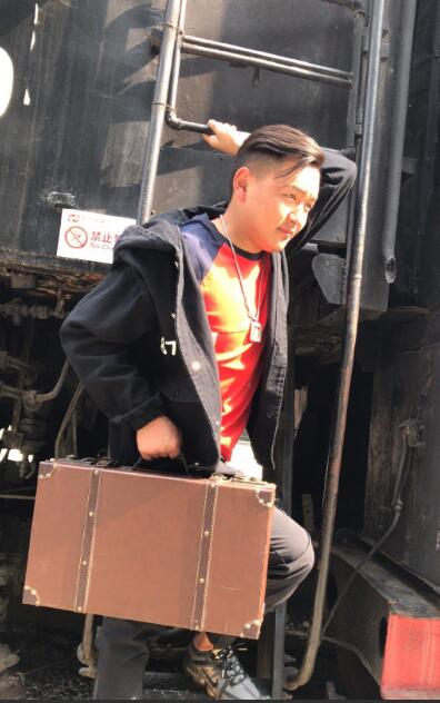 别知己里像英文的彝族语汉语谐音唱法来了(别知己彝族语音谐音)