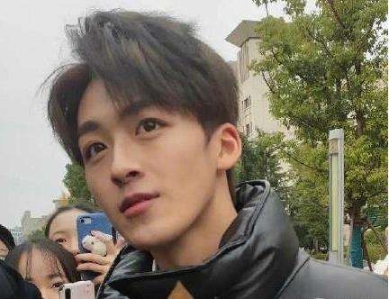 何洛洛个人资料深扒难怪会红(何洛洛是怎么火的)