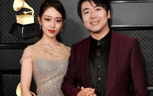 郎朗老婆吉娜仿佛人形挂件狂秀恩爱(郎朗老婆吉娜百度百科)