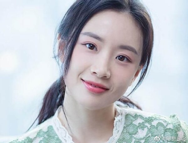 李梦和杨采钰、吴倩莲对比照片(李梦长得像吴倩莲)