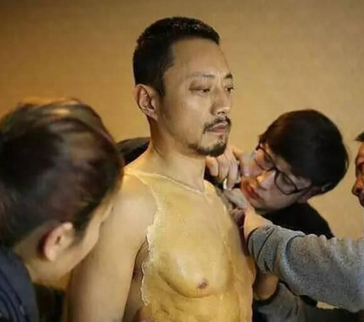 张涵予为什么贴假肌肉不直接练