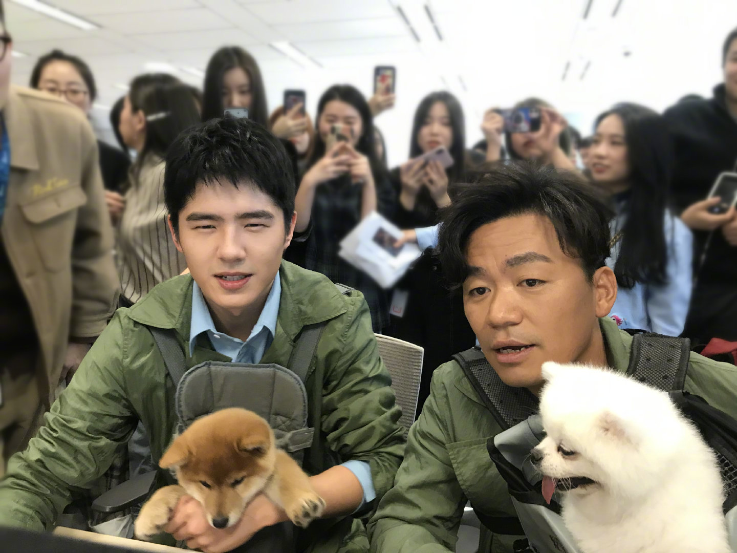 刘昊然近视眼多少度？他为什么不戴眼镜或者