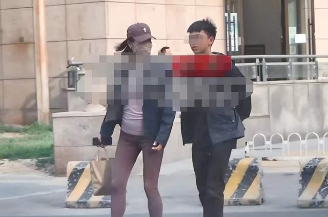 白百何小腹微凸被疑怀三胎