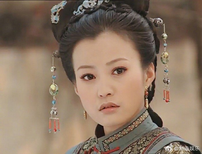 郝蕾没割双眼皮之前是什么样子的