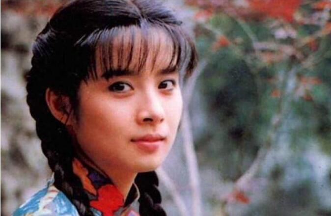 岳翎目前生活情况如何(岳翎定居在哪里)