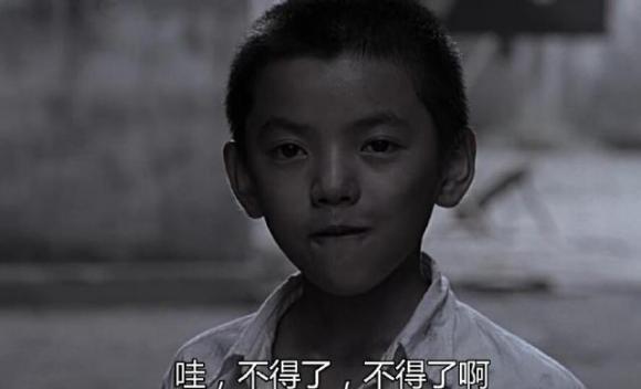 功夫里的小男孩是吴亦凡吗？功夫里黄圣依手