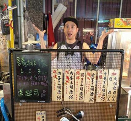 吴怀中很穷吗为什么摆地摊？吴怀中妻子资料