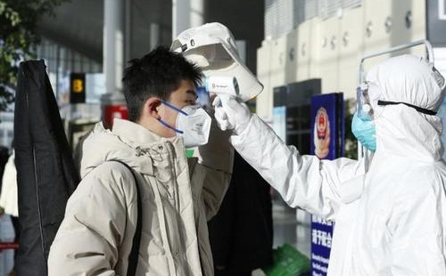 外籍男拒戴口罩暴力抗法最新后续(一名外籍男子拒绝戴口罩并且拥有攻击艺人员)