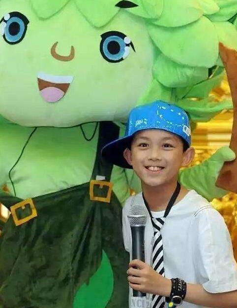 吴磊欧式双眼皮是不是割的？他小时候的一张