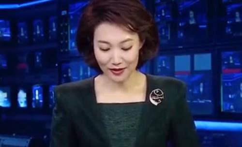 央视主持李梓萌低头念稿业务能力获赞(央视频道主持人李梓萌的个人信息)