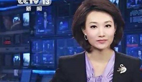 央视主持李梓萌低头念稿业务能力获赞(央视频道主持人李梓萌的个人信息)