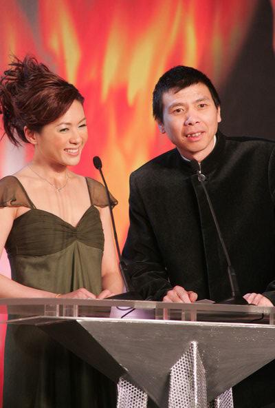 冯小刚和李丽珍在香港颁奖典礼视频(冯小刚参加香港金像奖颁奖晚会)