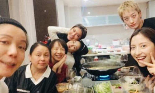 爷青回龙丹妮与09届快女聚餐