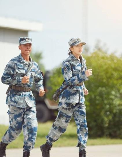 王威班长的现状如何？他是什么时候入伍的女
