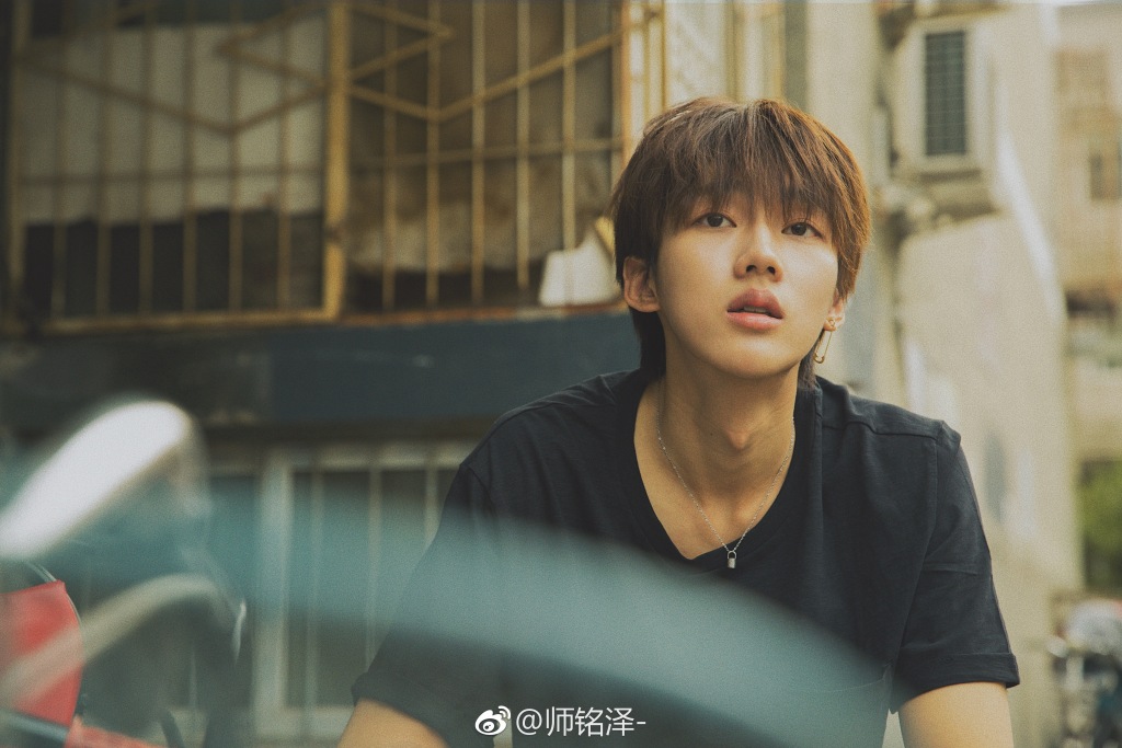 师铭泽长得像蔡徐坤对比照(王境泽和蔡徐坤长的像吗)