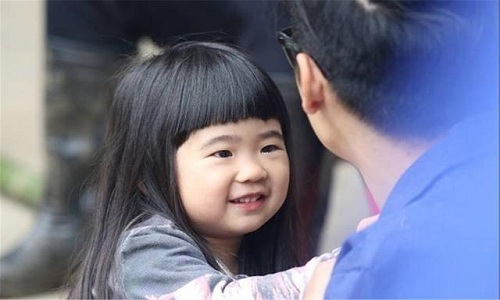 曹格女儿长大了引网友热议变化大(曹格女儿近况)
