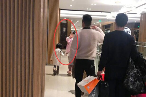 网友偶遇李小璐带甜馨逛街(李小璐逛街拍照)