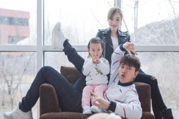 网友偶遇李小璐带甜馨逛街(李小璐逛街拍照)