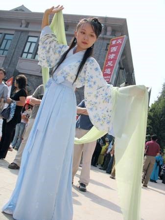 汉服和和服有什么区别？在日本穿汉服的中国(中国汉服与日本和服的区别)