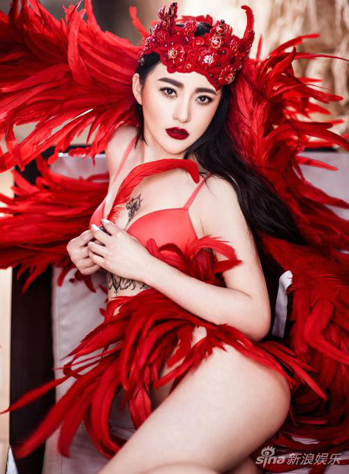 王子子胸前纹身是什么？王子子大屁股性感写