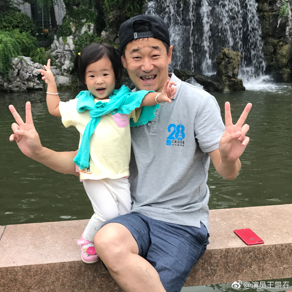 王景春和吴京是亲戚吗长的很像