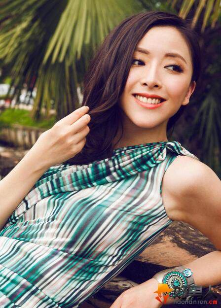 姜鸿为什么脸是歪的？姜鸿和黄小蕾很像的对
