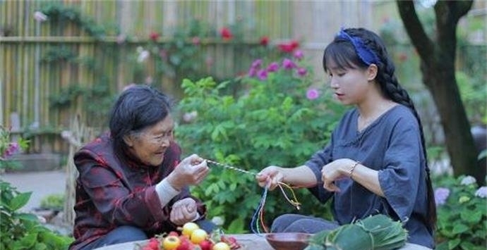 李子柒旗下产品被指吃出烟头(李子柒卖的食品)