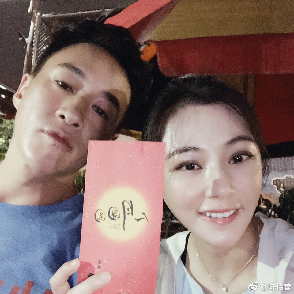 陈怡蓉整容前后对比照片(陈怡蓉长得像)