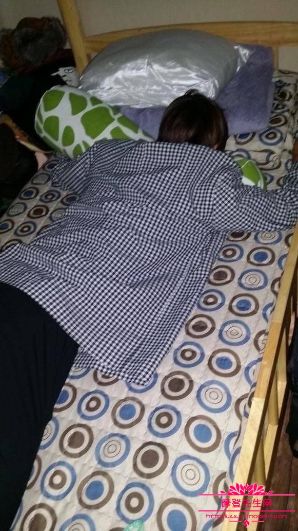 金泰亨偷看艾琳的照片(金泰亨金珍妮是哪一场年末有过身体上的接触?)
