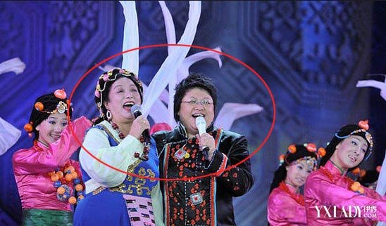韩红的妈妈雍西照片(韩红母亲雍西和韩红在春晚上唱歌的完整歌曲)