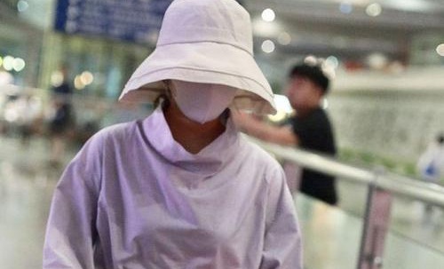 赵丽颖产后现身包裹严实(赵丽颖产后终于高调一回)