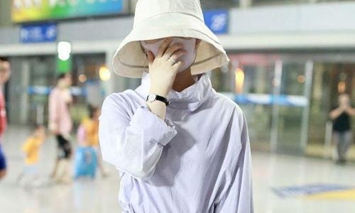 赵丽颖产后现身包裹严实(赵丽颖产后终于高调一回)