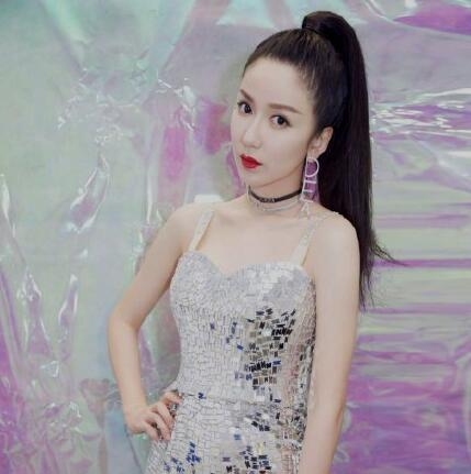 娄艺潇新恋情曝光新男友竟是陈若轩(娄艺潇男友现在是谁)