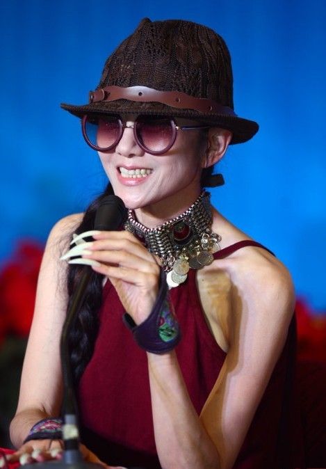 54岁杨丽萍长指甲吓人图(杨丽萍的指甲到底有多长)