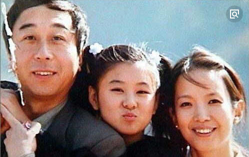冯巩是李小萌的亲爸还是干爸？李小萌的老公(冯巩一家三口人李小萌)