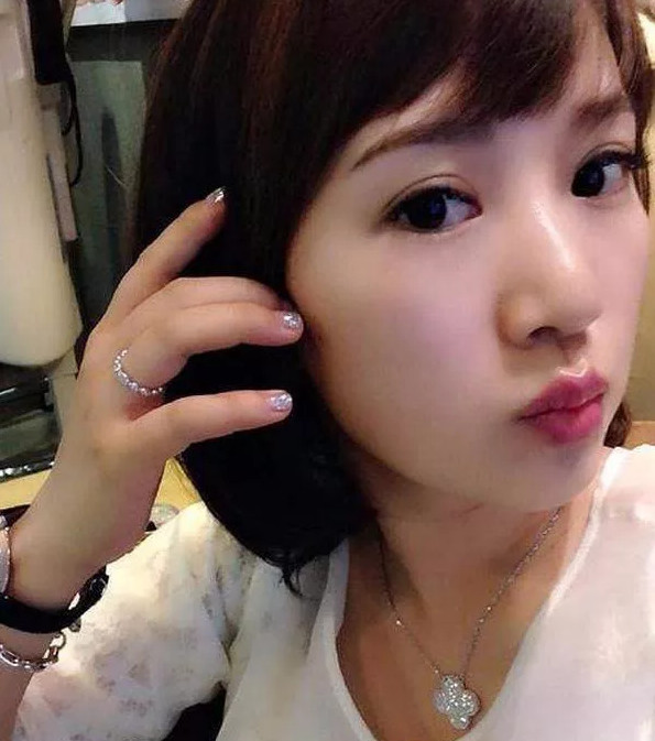 李念为什么爱炫富？李念是陈道明的女儿吗？(李念是陈道明的谁)